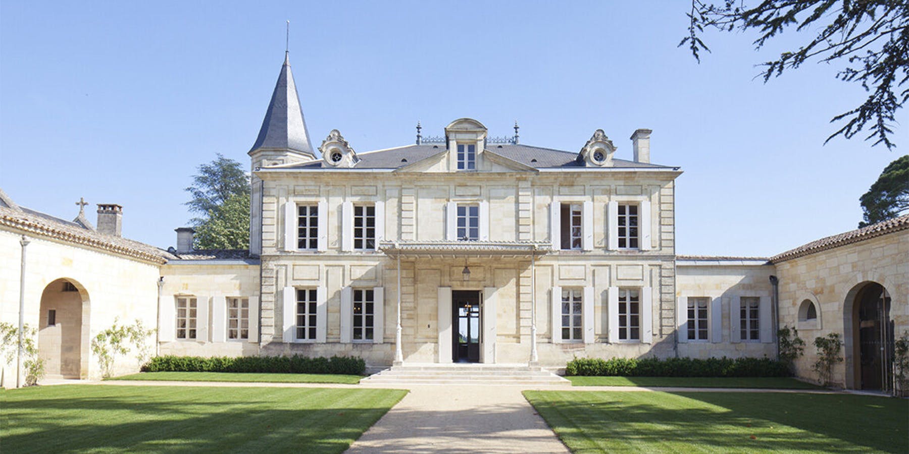 Discover the prestigious bottles of Cheval Blanc, formerly owned by the Hébrard family, at U'wine - an exceptional heritage to savour!